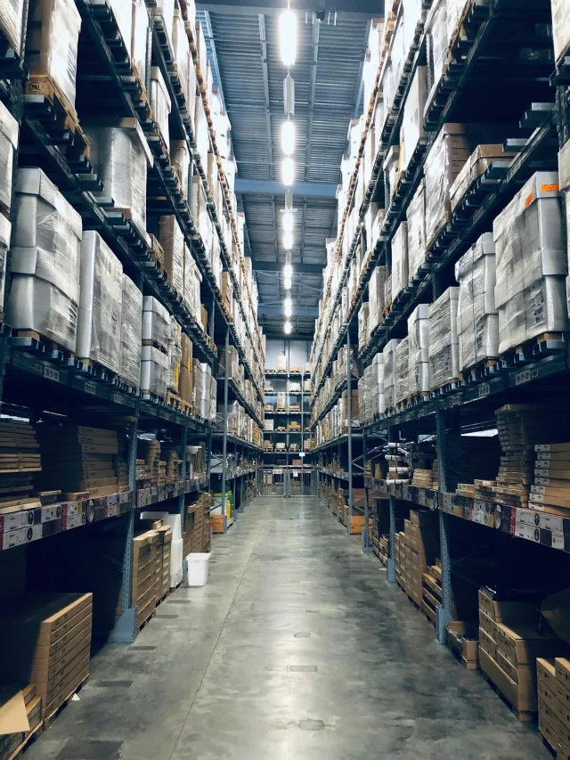 Yüksek raflarında paletlerin dizildiği depo koridoru